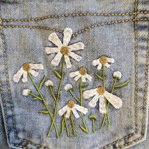 Size medium Jean shorts with stitched flowers on pocket